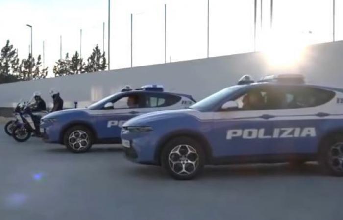 Großeinsatz der Staatspolizei, kriminelle Verschwörung zum Autodiebstahl aufgeklärt. Der Applaus von Bürgermeister Bruno