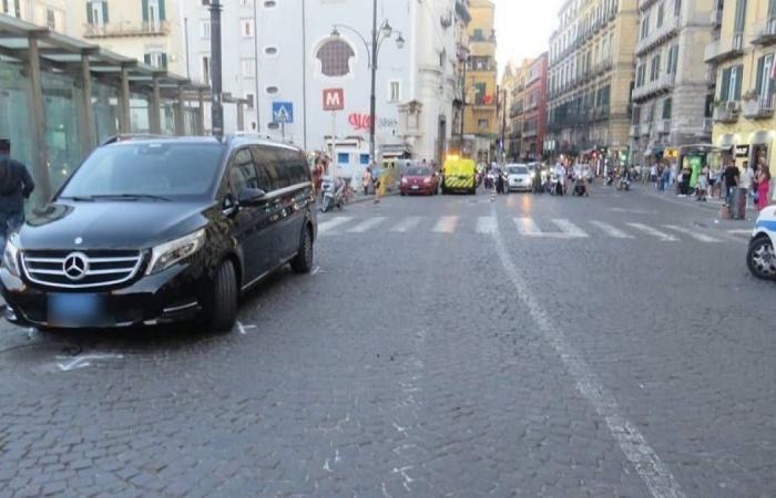 Frau auf der Piazza Dante in Neapel tot, beim Wenden aus dem Mietwagen angefahren und getötet
