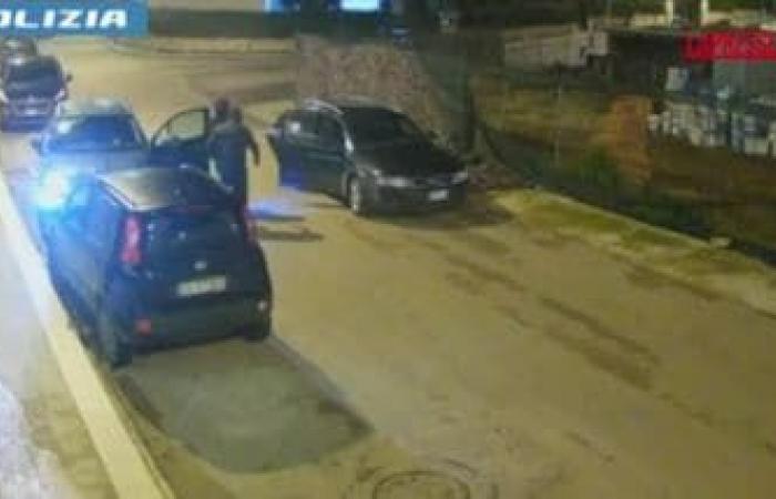 Razzia der Polizei in Apulien, 30 Personen wegen Autodiebstahls angezeigt: Abhörmaßnahmen