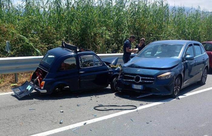 Scalea, Frontalzusammenstoß zwischen zwei Autos, einer starb bei dem Unfall