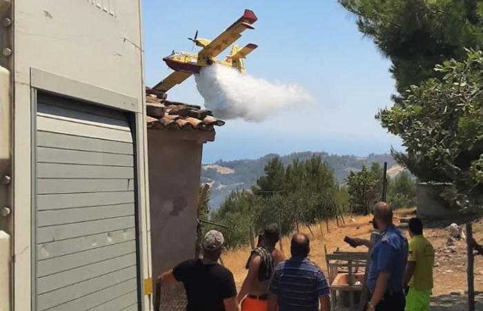 Albidona war zwei Tage lang im Feuer, zwei ältere Menschen wurden evakuiert