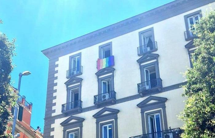Stolz, Regenbogenfahne am Palazzo San Giacomo und Treffen zwischen Manfredi, Conte und Schlein