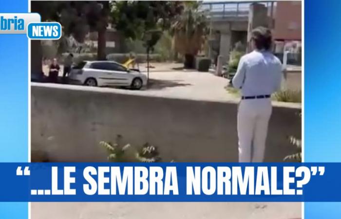 VIDEO-Reggio, das Auto auf dem Platz mit öffentlichem Wasser waschen: vom Bürgermeister gekniffen und beschimpft