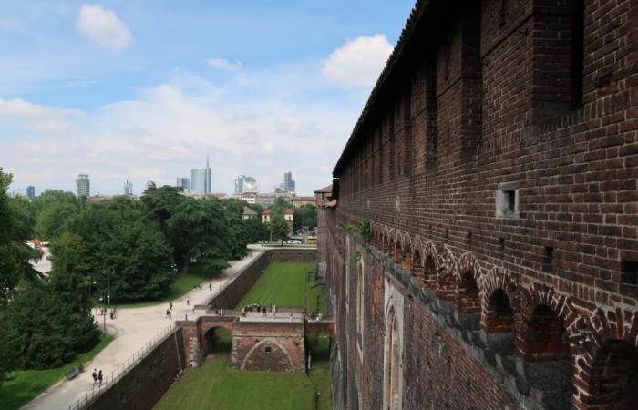 Der Aufstieg zu den Panoramazinnen des Castello Sforzesco in Mailand beginnt