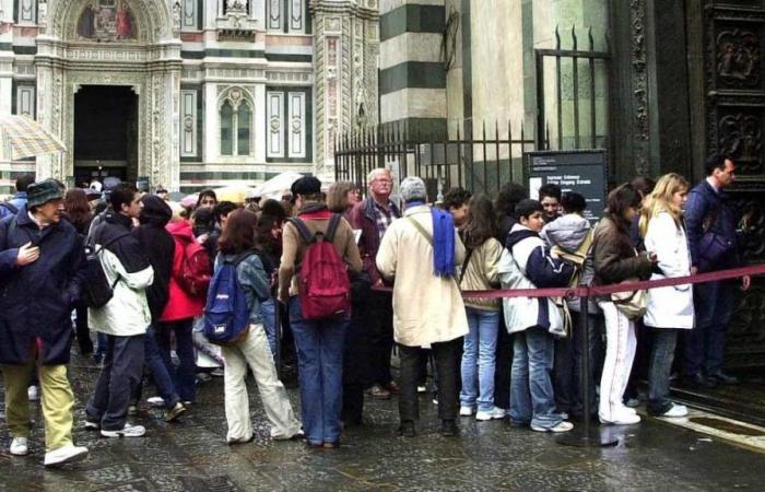 Florenz, Erniedrigung im Zentrum. Tourist macht seine Notdurft auf den Stufen des Doms