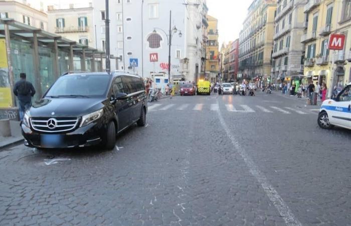 Frau auf der Piazza Dante in Neapel tot, beim Wenden aus dem Mietwagen angefahren und getötet