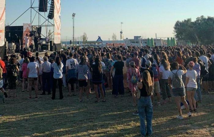 Pesaro, 5.000 Menschen tanzen im Morgengrauen in Baia Flaminia mit Cosmo: CaterRaduno, Wochenende ausverkauft