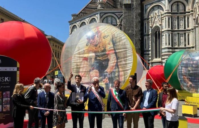 Tour de France, Maxi-Bälle mit den Helden des Radsports auf der Piazza Duomo in Florenz