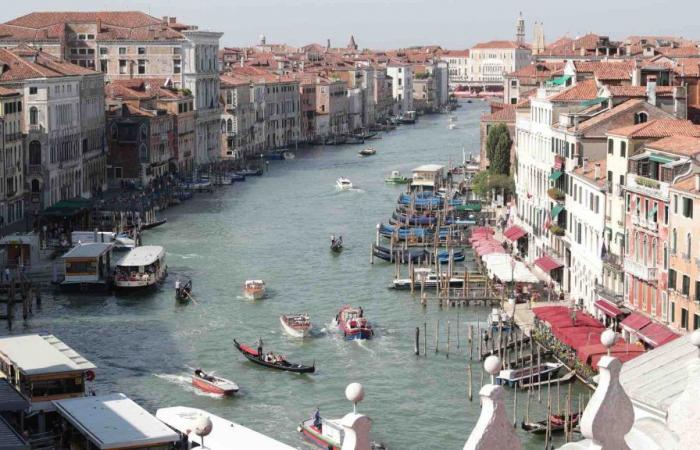 Venedig, Feuer in Murano: Zwei Hausboote in Flammen – VIDEO