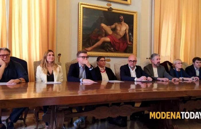 Hier ist der Mezzetti-Rat, acht Ratsmitglieder, die auf den (ehemaligen) Präfekten Camporota warten