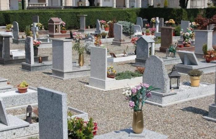 Auf den Friedhöfen von Neapel gibt es für Brüder und Schwestern verbotene Nischen, es entstehen Bestattungsunternehmen