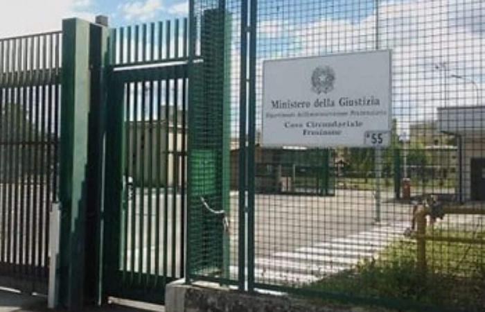 Selbstmord im Frosinone-Gefängnis: 24-Jähriger tötet sich selbst, indem er Gas aus einer Campingflasche einatmet