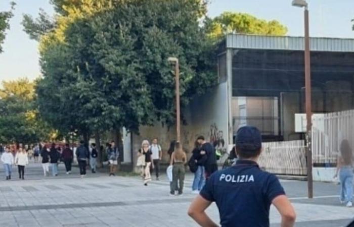 Foligno, ein Mädchen weist ihn zurück und er zerbricht ihr Fenster und dringt in ihr Haus ein: 23-Jähriger verhaftet – Corriere dell’Umbria