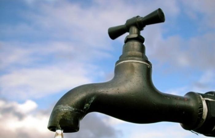 Wasserknappheit und Störungen in verschiedenen Gebieten von Ragusa. Die Gemeinde erlässt eine Verordnung zur rationellen Nutzung und behauptet, dass alles in Ordnung sei. Es ist schwierig, die Zentralen von Iblea Acque zu erreichen