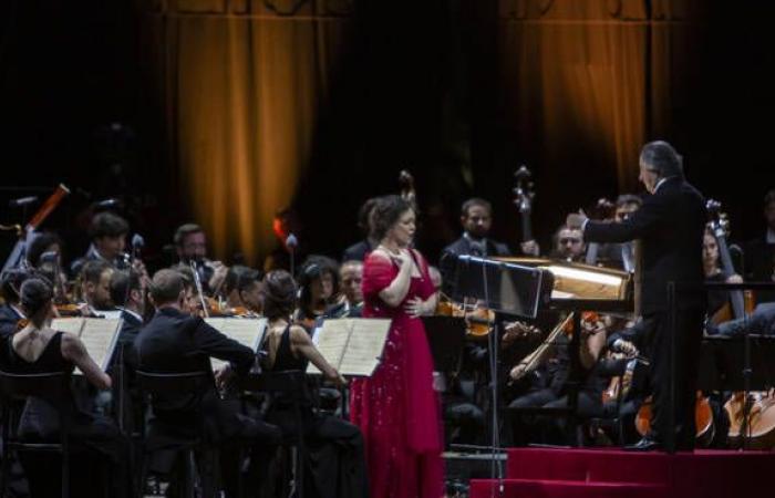 Puccini triumphiert auf der Tribüne der Mauern: Das von Muti geleitete Konzert verzaubert Lucca und die Welt
