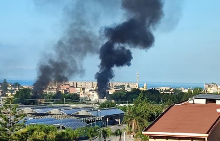 Brand in Neapel im ehemaligen Roma-Lager in Barra: Aufräumarbeiten verzögert sich