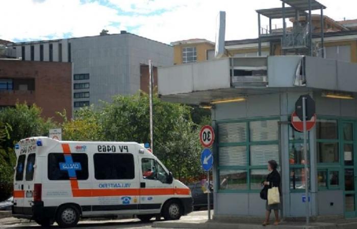 18 Monate altes Baby nach Sturz aus dem vierten Stock eines Mehrfamilienhauses in Pavia schwer verletzt