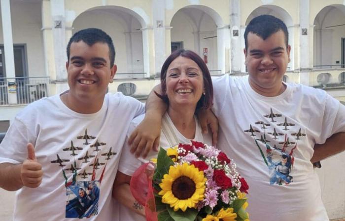 Aversa, autistische Zwillinge machen ihren Abschluss am „da Vinci“-Gymnasium: „Die Herausforderung der Inklusion ist gemeistert“