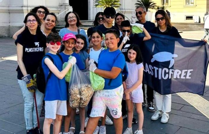 Freiwillige von Plastic Free suchen in Avellino nach Zigarettenkippen