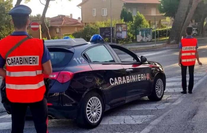Er wandert ziellos durch das Zentrum und sie entdecken, dass er in der Emilia Romagna gesucht wird: ein Obdachloser, der identifiziert und verhaftet wird
