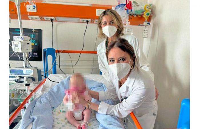 der kleine Krieger, der durch Gentherapie in der Poliklinik Messina gerettet wurde