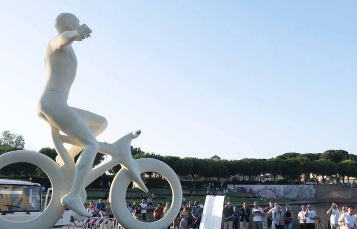Ein Gigant aus Pantani begrüßt die Tour de France in Rimini – News