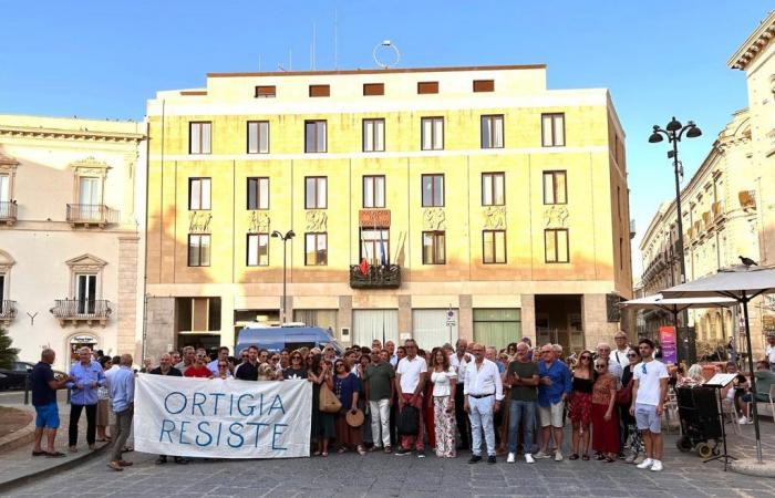 Gestern fand der vom Ortigia Resistance Citizenship Committee organisierte Sitzstreik statt: Dem Präfekten wurde eine Beschwerde vorgelegt