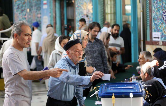 Iran bei der Abstimmung, Pezeshkian und Jalili an der Spitze – Naher Osten