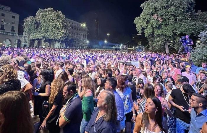 Auf der Piazza della Vittoria besuchen 40.000 Menschen das Konzert des 105. Sommerfestivals – Lavocedigenova.it