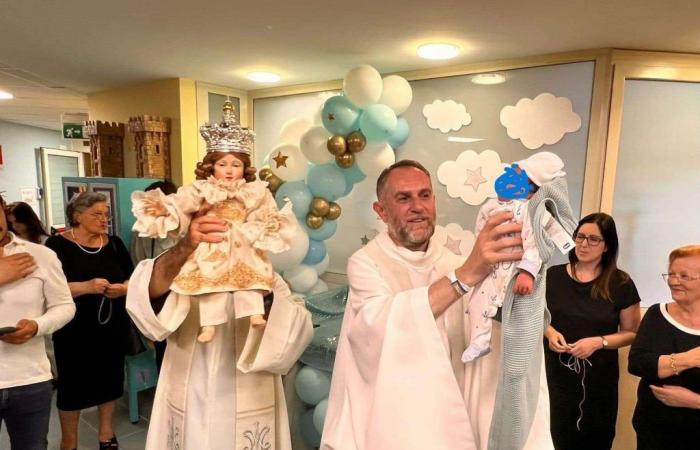 Bruna-Fest: In der Neonatologie-Abteilung des Matera-Krankenhauses findet der Ritus statt, bei dem das Jesuskind angezogen wird