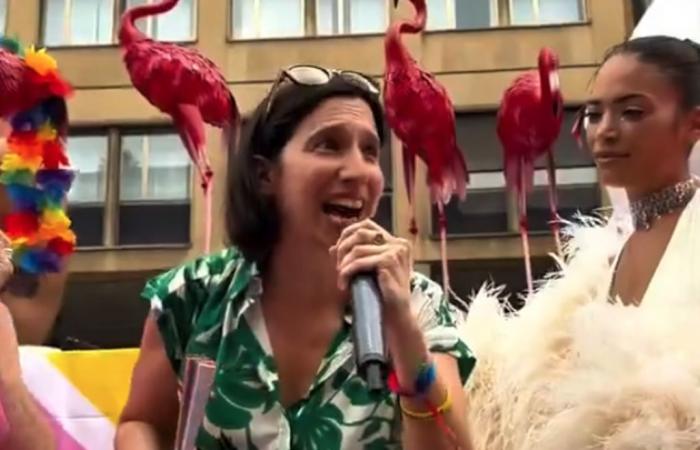 Die Umarmung zwischen Elly Schlein und Elodie auf dem Milan Pride-Wagen: „Wir wollen ein Gesetz gegen Hass“ – Das Video