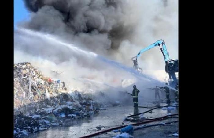 Modugno, Müllbrand in Recuperi Pugliesi: Versiegelungen an einigen Lagerflächen