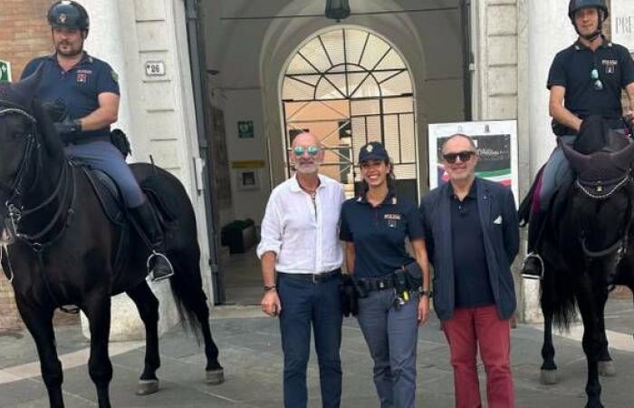 Staatspolizei zu Pferd im Zentrum von Ravenna. Stellvertretender Bürgermeister Fusignani: „Effektives Überwachungsinstrument. Warum nicht auch die örtliche Polizei mit einer berittenen Einheit ausstatten?“