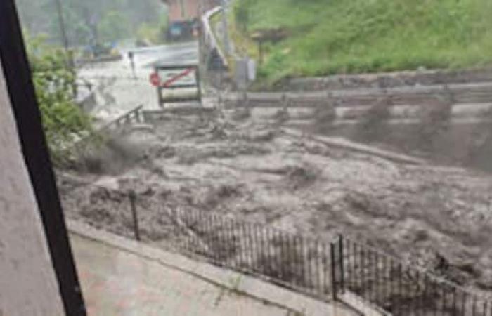 Schlechtes Wetter im Aostatal, Sturzbäche fließen in Cogne über: abgelegene Stadt