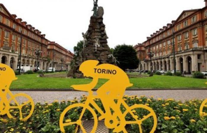 In Turin wächst die Vorfreude auf die historische Ankunft der Tour de France: die „Grand Départ“-Trophäe, ausgestellt im Punto Più – Turin News 24