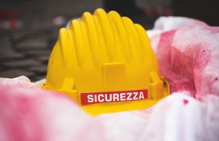 Venedig, vierter Todesfall bei der Arbeit an einem Tag: 21-jähriger Arbeiter blutend bis zum Boden aufgefunden. Eine Glasscherbe durchtrennte seine Arterie