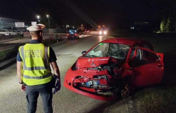 Unfall zwischen zwei Autos, Frontalzusammenstoß am späten Abend: 62-Jähriger stirbt im Krankenhaus
