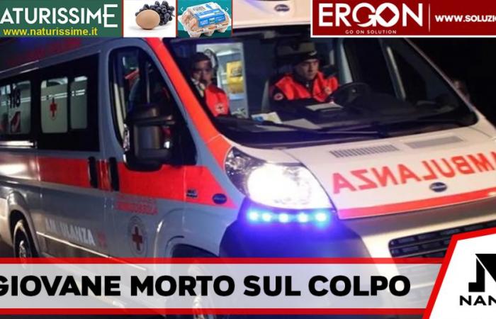 Aversa – Tragischer Unfall um 4 Uhr morgens, junger Mann fährt mit einem Roller gegen Supermarktketten, verliert das Gleichgewicht und stirbt sofort