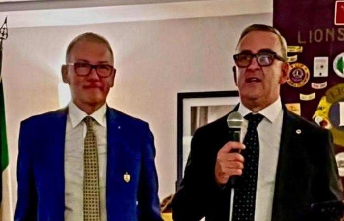 Übergabe der Glocke des Lions Club Garfagnana: Claudio Civinini übernimmt den Staffelstab für das 60. Jahr seiner Tätigkeit