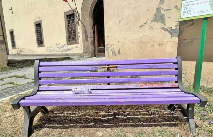 Fibromyalgie, die violette Bank auf der Piazza della Rocca wurde beschädigt