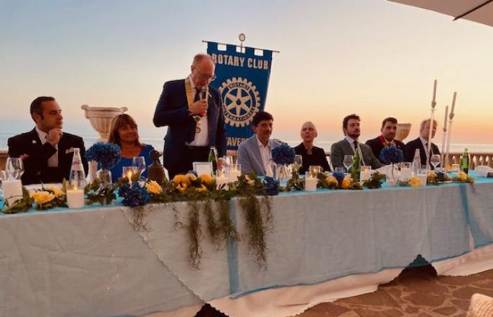 Im Civitavecchia Rotary Club findet die jährliche Glockenübergabe statt