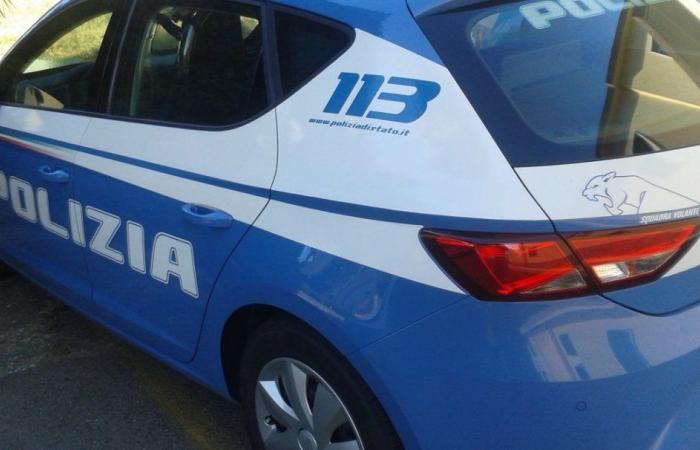 Ancona: Auf dem Boden zusammengebrochen, sagt er, er sei angegriffen worden, gerät dann in Wut und versucht, die Polizei anzugreifen