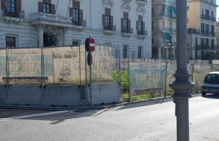 Salerno, die Beschwerde: „Piazza Cavour im Verfall, die Gemeinde öffnet das Gebiet nicht wieder“