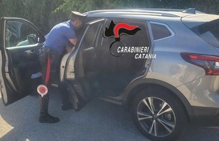 Gravina di Catania, Geld in der Tasche, Drogen zu Hause und im Auto: verhaftet