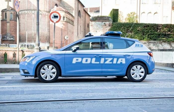 Schlägt seinen Partner, einen 74-Jährigen, der in Padua festgenommen wurde