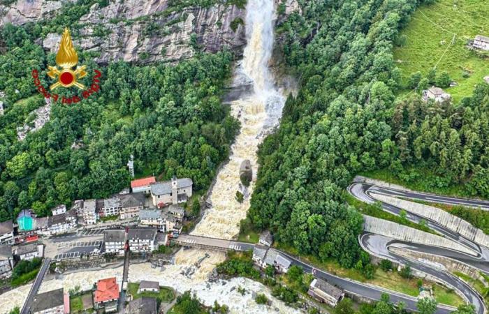 Heftiges Unwetter im nördlichen Piemont: Feuerwehrleute greifen wegen Überschwemmungen und Erdrutschen ein