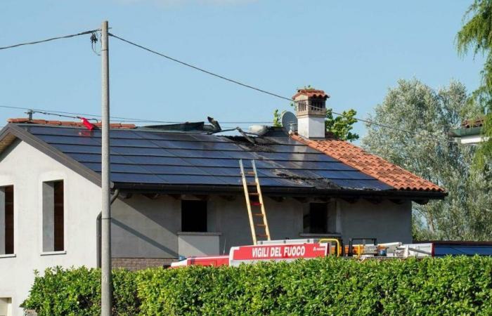 Die Sonnenkollektoren auf dem Dach eines noch unfertigen Gebäudes brennen, ein Loch im Dach, aber die Feuerwehrleute verhindern das Schlimmste
