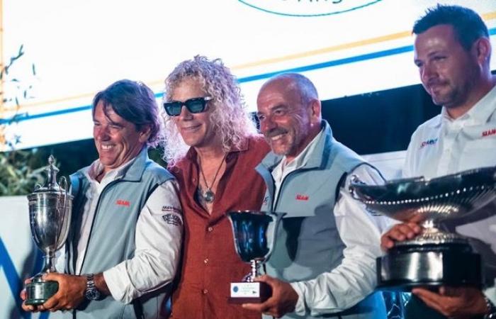 Großes Finale der Viareggio-Bastia-Viareggio und Moratti Trophy. Die Gewinner wurden von David Bryan von Bon Jovi ausgezeichnet