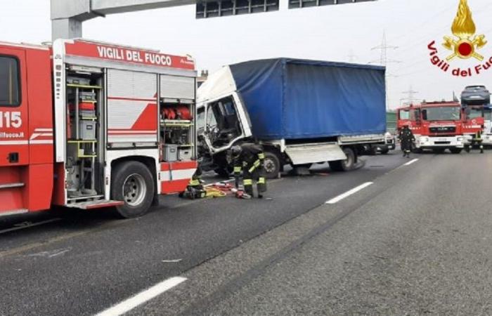 Ein 42-jähriger Lkw-Fahrer kommt ums Leben