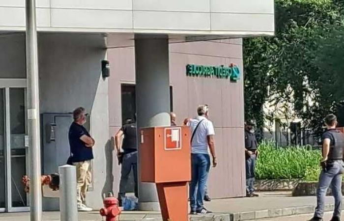 Banditen haben sich in einem Gebäude in Vicenza verbarrikadiert: die Nachricht, was passiert ist
